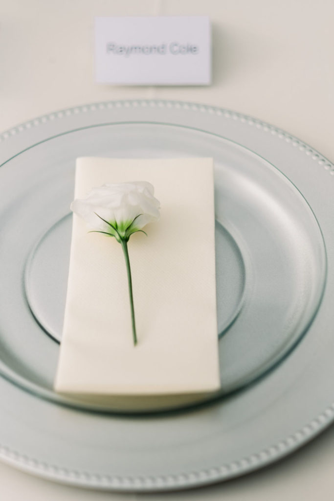 wedding table chic decor plates with white flower on napkins
