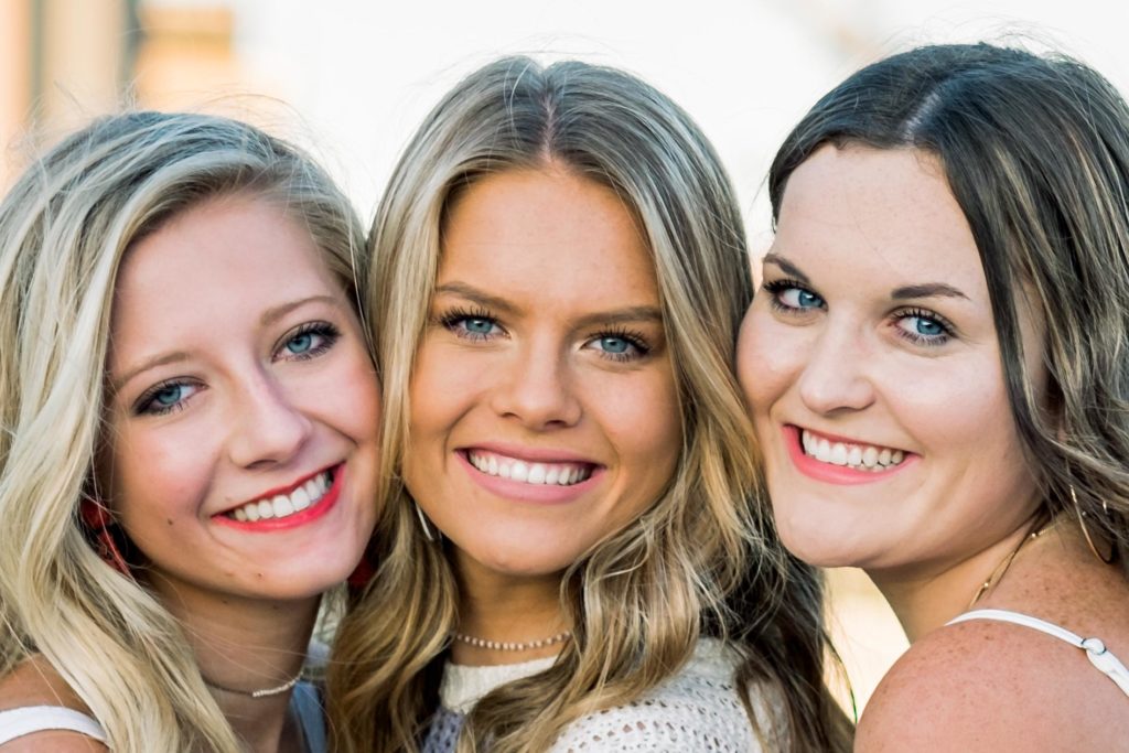 Knoxville Tennessee high school seniors smiling for their group senior session as friends